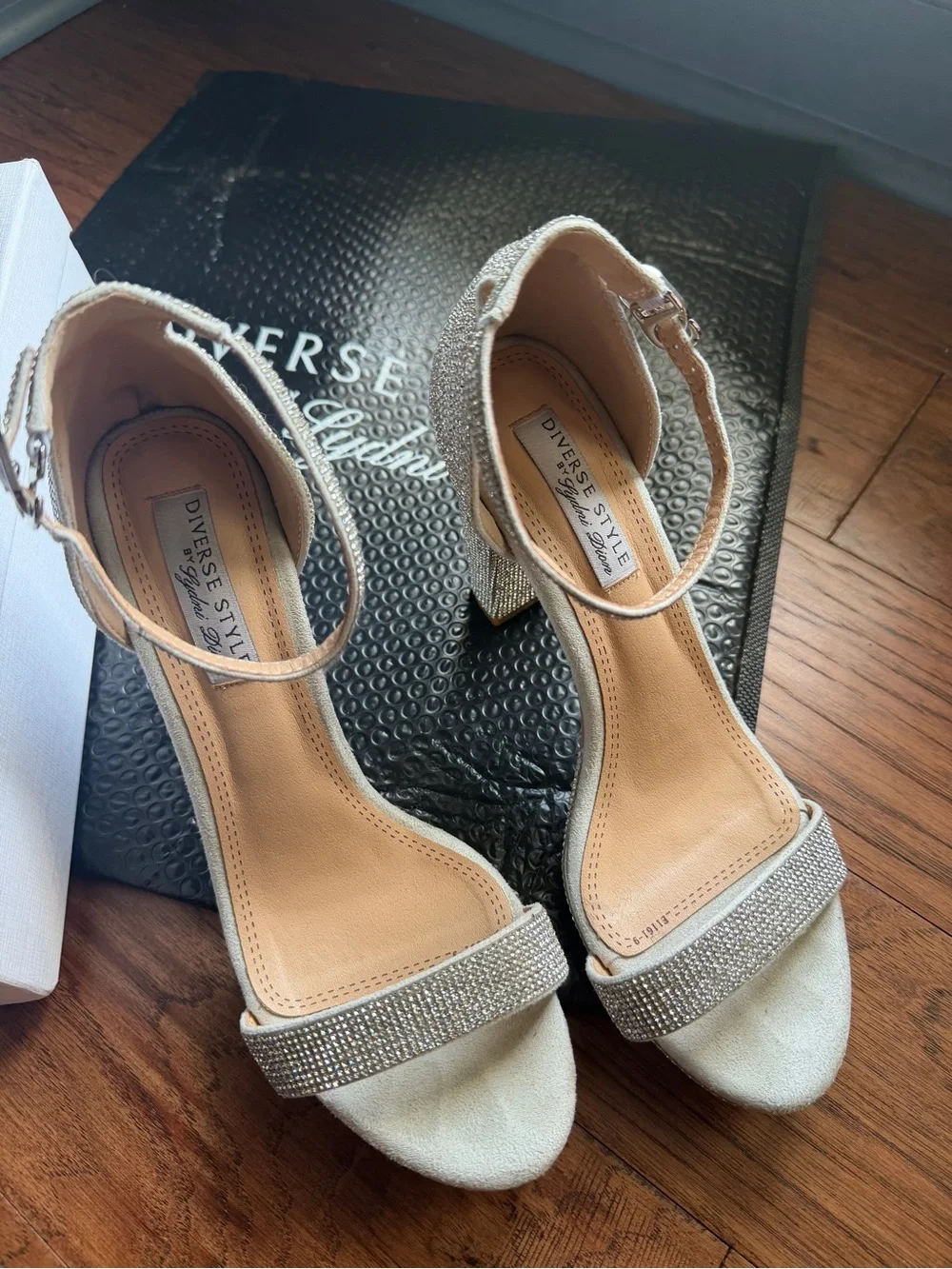 Diverse Style Rhinestone heel